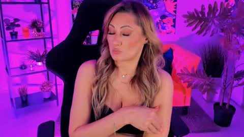 Divine Sarah NONUDE model online show from February 27, 2025, 2:54 pm