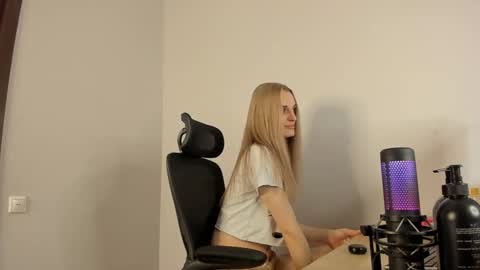 Sasha Vesmus online show from November 14, 2025, 8:51 pm