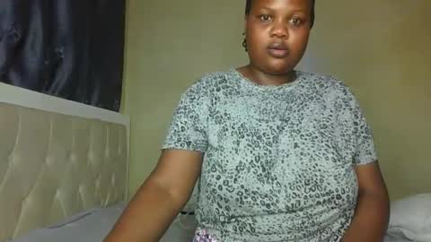 sassie_bee online show from November 16, 2025, 9:09 pm