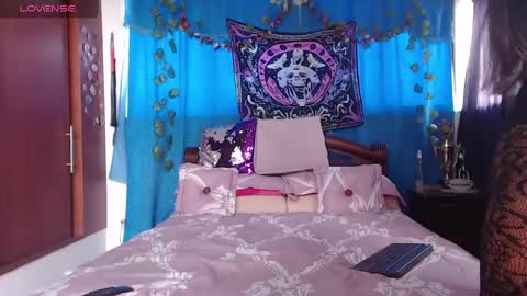 Snapshot of saucy_zaren chatting on January 7, 2025, 8:10 pm Zaren online show from January 7, 2025, 8:10 pm