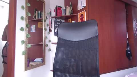 Snapshot of saucy_zaren chatting on January 8, 2025, 4:11 pm Zaren online show from January 8, 2025, 4:11 pm
