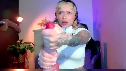 scarlet_gold online show from December 4, 2025, 5:06 am