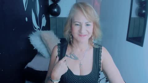 Snapshot of scarlethoot_ chatting on December 5, 2024, 2:55 pm S C A R L E T online show from December 5, 2024, 2:55 pm