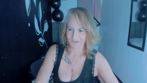 Snapshot of scarlethoot_ chatting on December 5, 2024, 6:11 pm S C A R L E T online show from December 5, 2024, 6:11 pm