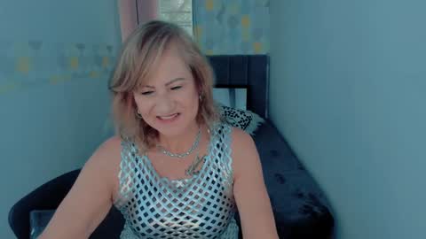 Snapshot of scarlethoot_ chatting on December 18, 2024, 3:00 pm S C A R L E T online show from December 18, 2024, 3:00 pm