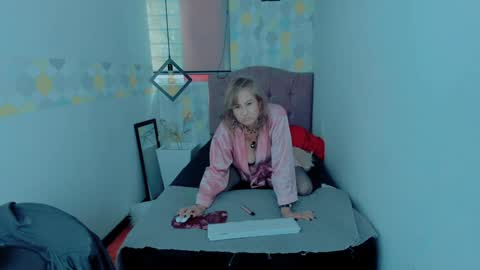 Snapshot of scarlethoot_ chatting on December 21, 2024, 4:03 pm S C A R L E T online show from December 21, 2024, 4:03 pm