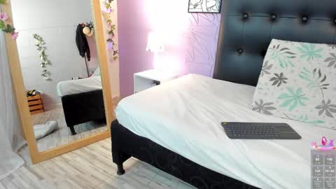 Snapshot of scarlett_1007 chatting on September 19, 2025, 11:22 am Scarlett online show from September 19, 2025, 11:22 am