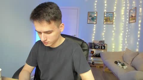 Snapshot of scooby_r chatting on January 5, 2025, 8:22 am Thomas brunette and Alex blond online show from January 5, 2025, 8:22 am