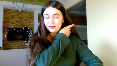 Elizabeth  online show from December 14, 2025, 9:36 am