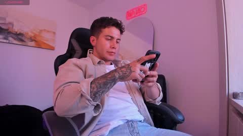 Snapshot of sebastianortizm chatting on January 12, 2025, 10:22 pm Lucian Sinclair online show from January 12, 2025, 10:22 pm