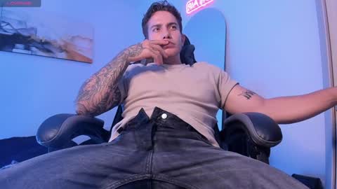 Snapshot of sebastianortizm chatting on January 14, 2025, 12:11 am Lucian Sinclair online show from January 14, 2025, 12:11 am