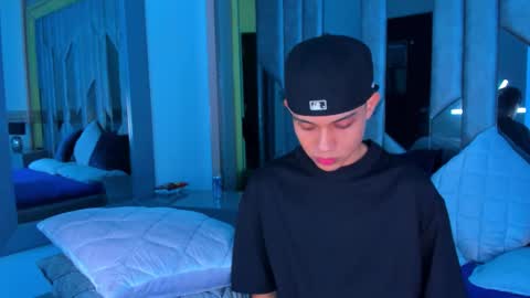 Sebastian online show from September 16, 2025, 4:02 am