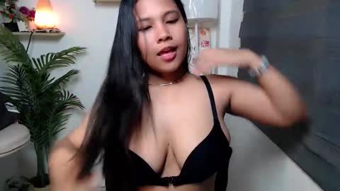 Snapshot of seductive_elle chatting on December 5, 2025, 12:30 am ellie online show from December 5, 2025, 12:30 am