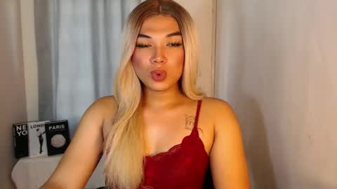 Snapshot of seductivedeluxe69 chatting on September 12, 2025, 4:01 am Deluxe online show from September 12, 2025, 4:01 am