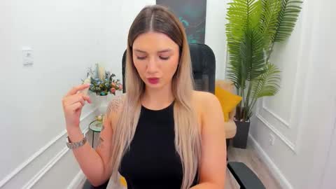 selenaemoore online show from November 14, 2025, 7:45 pm