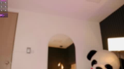 Snapshot of selenne_schmitt chatting on October 18, 2025, 12:35 am Selenne online show from October 18, 2025, 12:35 am