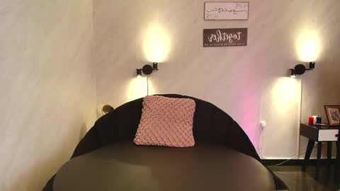 Snapshot of seren_bleck chatting on February 15, 2025, 9:38 am Seren Follow me online show from February 15, 2025, 9:38 am