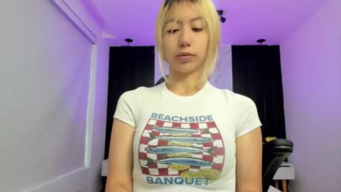 Snapshot of serene_waves chatting on November 6, 2025, 11:44 am Serene online show from November 6, 2025, 11:44 am