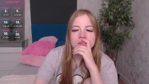 Snapshot of sexy_jenny18 chatting on December 2, 2025, 4:18 am Jennifer online show from December 2, 2025, 4:18 am