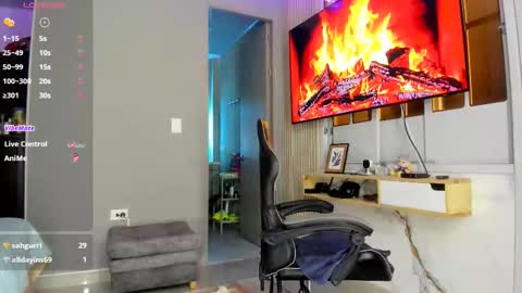 hotebony online show from December 4, 2025, 1:53 pm