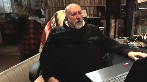 Snapshot of sexyolbear chatting on February 14, 2025, 5:14 pm Grizz Lee Bear online show from February 14, 2025, 5:14 pm