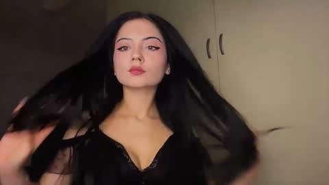 sharelgilvin online show from November 11, 2025, 5:24 pm