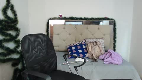 Snapshot of sharlotte__jones chatting on December 18, 2024, 9:18 pm Sara online show from December 18, 2024, 9:18 pm