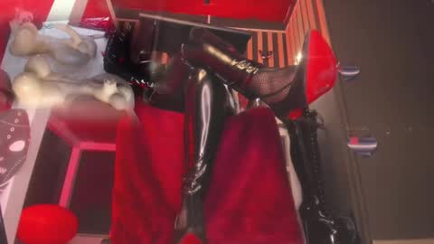 Snapshot of sharoon_gold chatting on March 4, 2025, 12:18 am Your mistress Sharon online show from March 4, 2025, 12:18 am