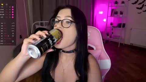 Shay online show from November 17, 2025, 3:45 am