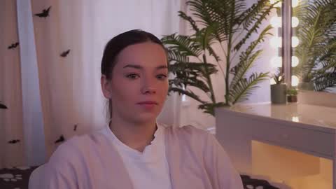 Snapshot of shelbymoravek chatting on November 5, 2025, 6:24 am Bella online show from November 5, 2025, 6:24 am