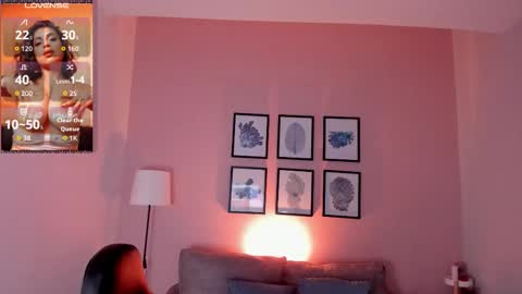 Snapshot of sheyla_hills_ chatting on December 4, 2025, 4:00 am Sheyla online show from December 4, 2025, 4:00 am