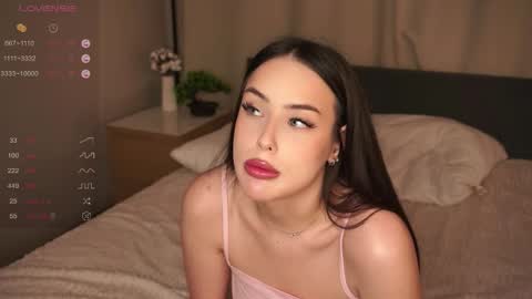 Mia online show from December 4, 2025, 5:54 pm