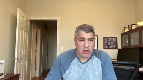 Snapshot of showmet chatting on December 2, 2024, 8:22 pm Chicago Guy online show from December 2, 2024, 8:22 pm