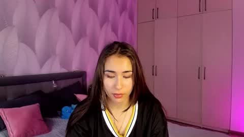 Snapshot of shy_bambiii chatting on September 22, 2025, 1:18 am Mika online show from September 22, 2025, 1:18 am