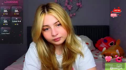 Snapshot of shy_blondiee chatting on December 10, 2024, 11:40 pm Molly online show from December 10, 2024, 11:40 pm