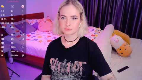 Snapshot of shyfoxxxy chatting on December 4, 2024, 3:32 pm Effie online show from December 4, 2024, 3:32 pm