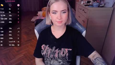 Snapshot of shyfoxxxy chatting on January 5, 2025, 1:35 am Effie online show from January 5, 2025, 1:35 am