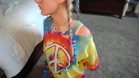 Snapshot of shyy_petitebaby chatting on November 3, 2025, 3:57 pm shypetitebaby online show from November 3, 2025, 3:57 pm