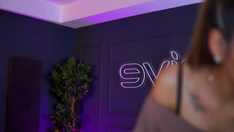 Sienna online show from November 29, 2025, 11:57 am