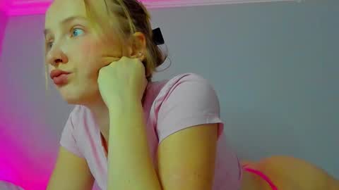 Mila online show from September 22, 2025, 9:11 am