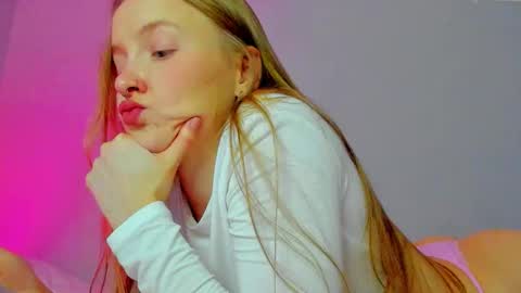 Mila online show from October 13, 2025, 8:58 am