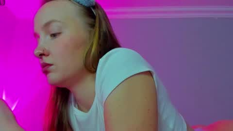 Mila online show from October 17, 2025, 7:22 am