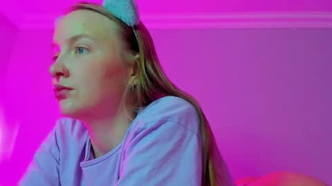 Mila online show from October 27, 2025, 7:23 am