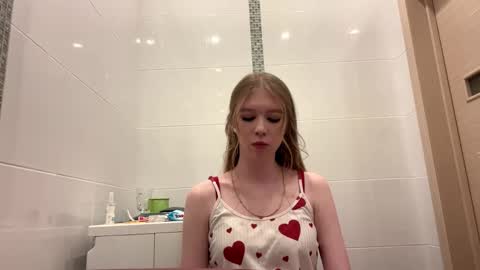 AURELIA online show from December 4, 2025, 1:09 pm