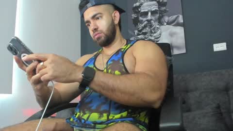 simon_leon01 online show from January 20, 2025, 1:00 pm