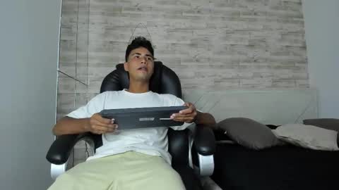 Snapshot of simon_pernia chatting on December 1, 2025, 6:57 pm simon_pernia online show from December 1, 2025, 6:57 pm