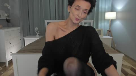 Snapshot of simonadebeauvoir chatting on December 8, 2024, 1:25 pm Simona online show from December 8, 2024, 1:25 pm