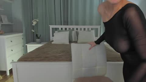 Snapshot of simonadebeauvoir chatting on December 26, 2024, 4:14 pm Simona online show from December 26, 2024, 4:14 pm