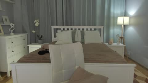 Snapshot of simonadebeauvoir chatting on January 24, 2025, 5:00 pm Simona online show from January 24, 2025, 5:00 pm