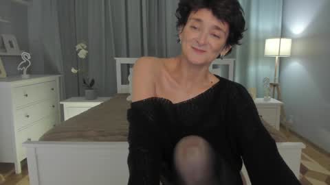 Snapshot of simonadebeauvoir chatting on February 8, 2025, 2:38 pm Simona online show from February 8, 2025, 2:38 pm